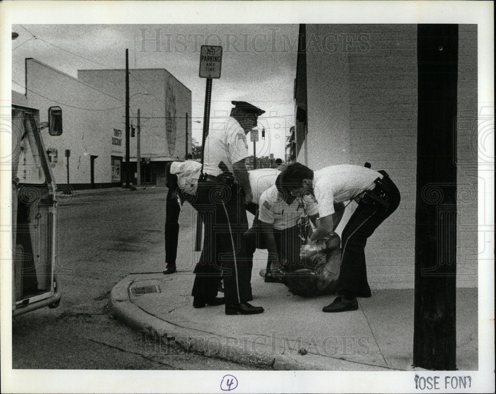 1978 Press Photo Robbery Suspect Police Arrest Chicago - Historic Images