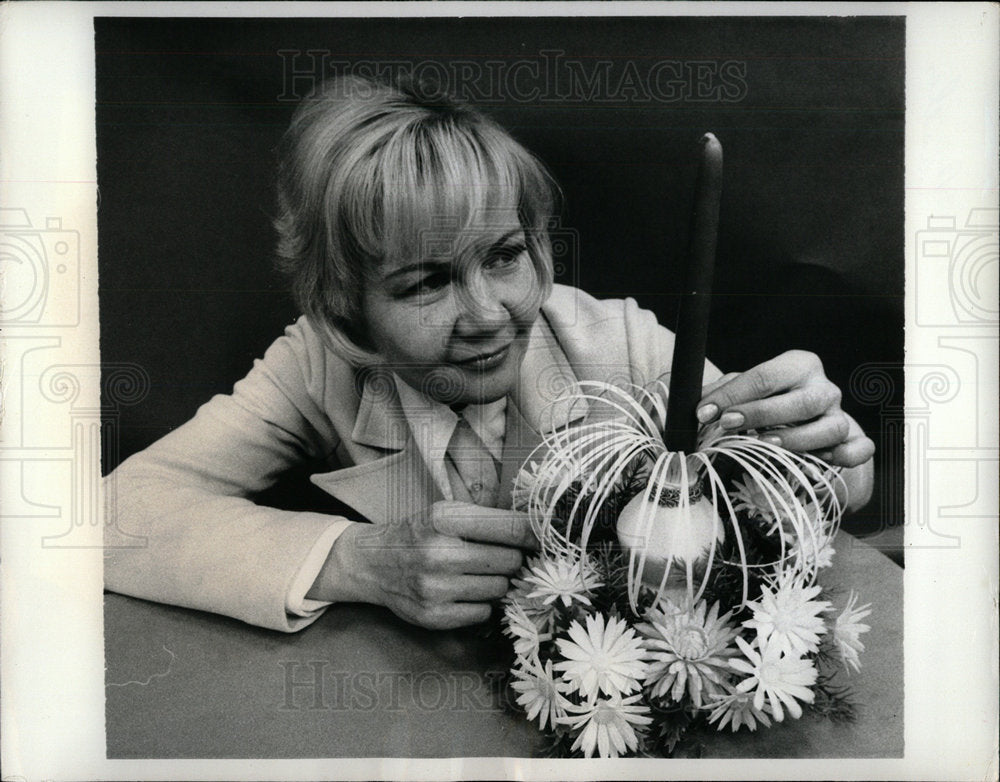 1973 Press Photo Carol Duvall Nash Corp candle fountain - Historic Images