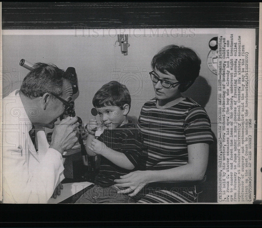 1968 Press Photo Danial Pickering Cancer Eye Damage - Historic Images