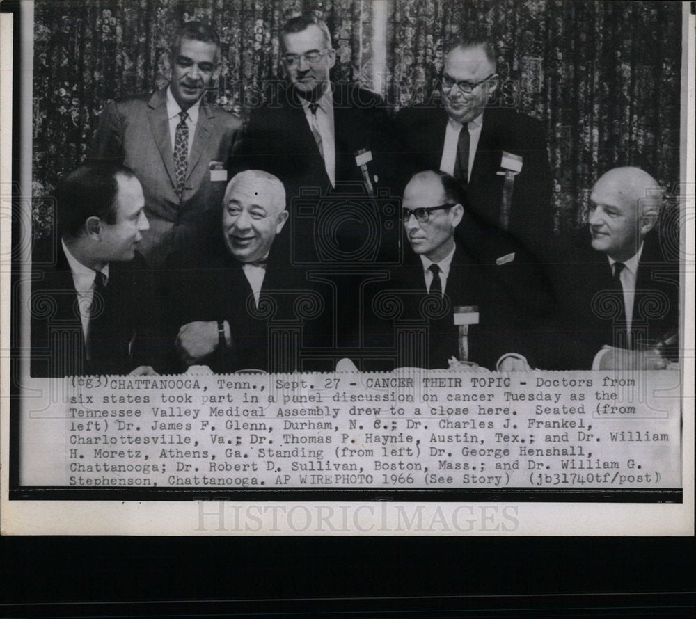 1966 Press Photo Doctors Discussion On Cancer - Historic Images
