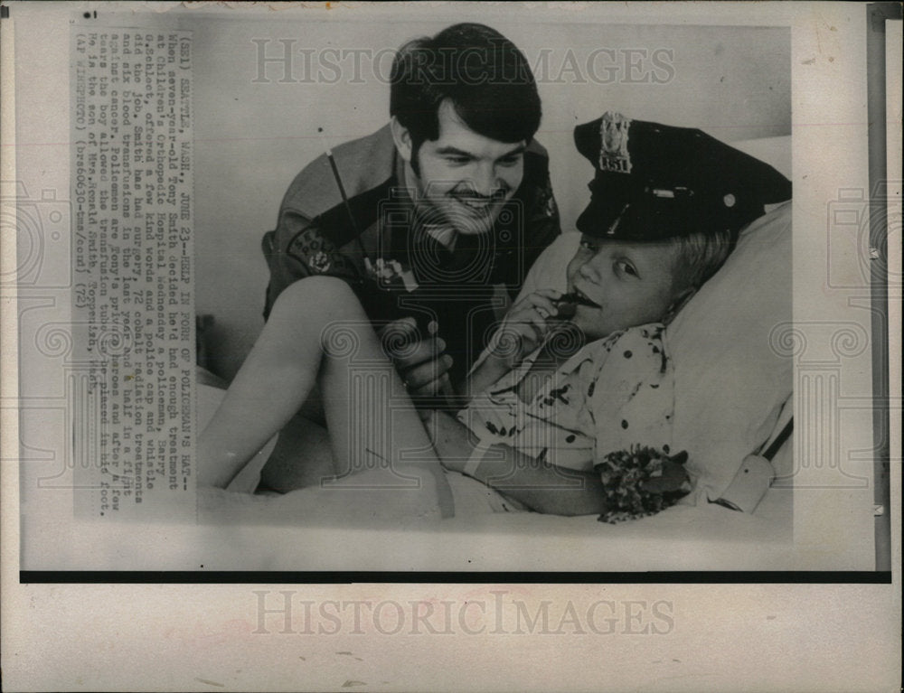 1972 Press Photo Tony Smith Orthopedic Hospital police - Historic Images