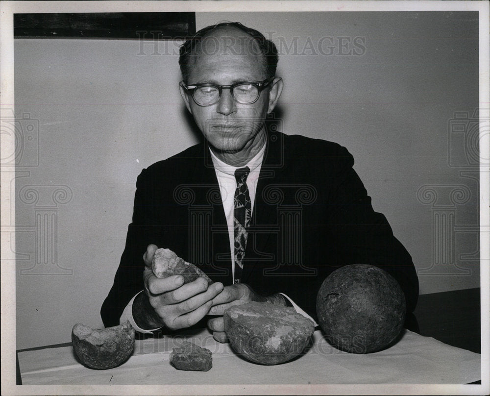 1966 Press Photo Civil War cannon shells magnolia tree  - Historic Images