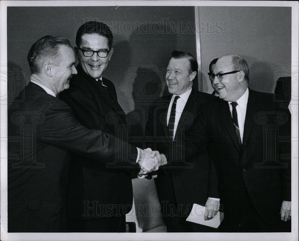 1967 Press Photo UAW Ford Malcome Walter Ken Bnnon talk - Historic Images