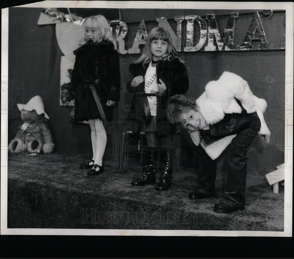 1976 Press Photo Children Steal The Fur Fashion Show - Historic Images