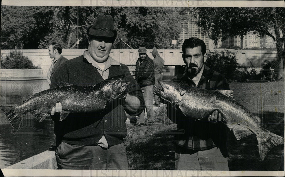 1973 Press Photo Whopper Fish From Lincoln Park Lagoon - Historic Images