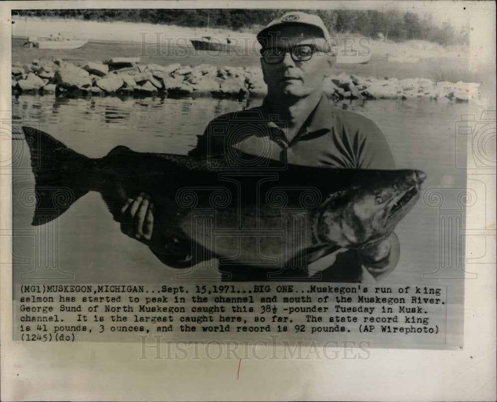 1971 Press Photo George Sund Muskegon River Fishing - Historic Images