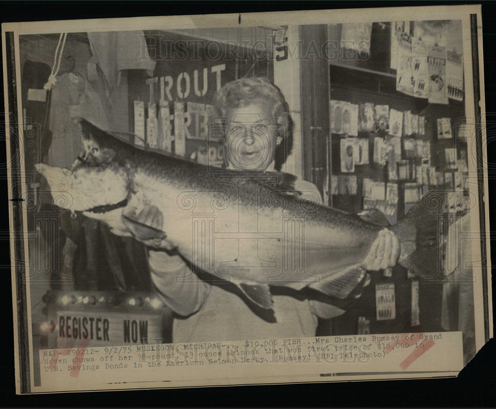 1975 Press Photo Mrs Charles Rumsey American Salmon  - Historic Images
