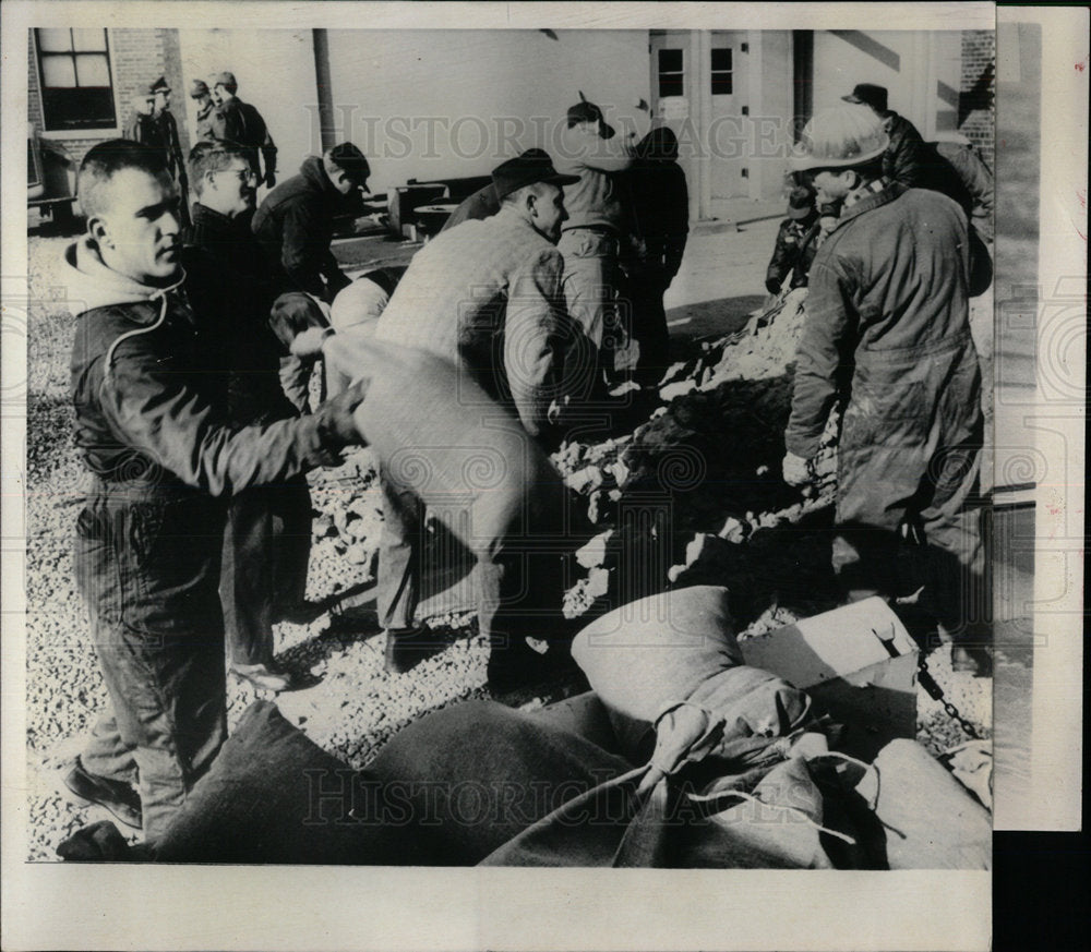 1966 Press Photo Workers Sandbags Flood Oregon - Historic Images