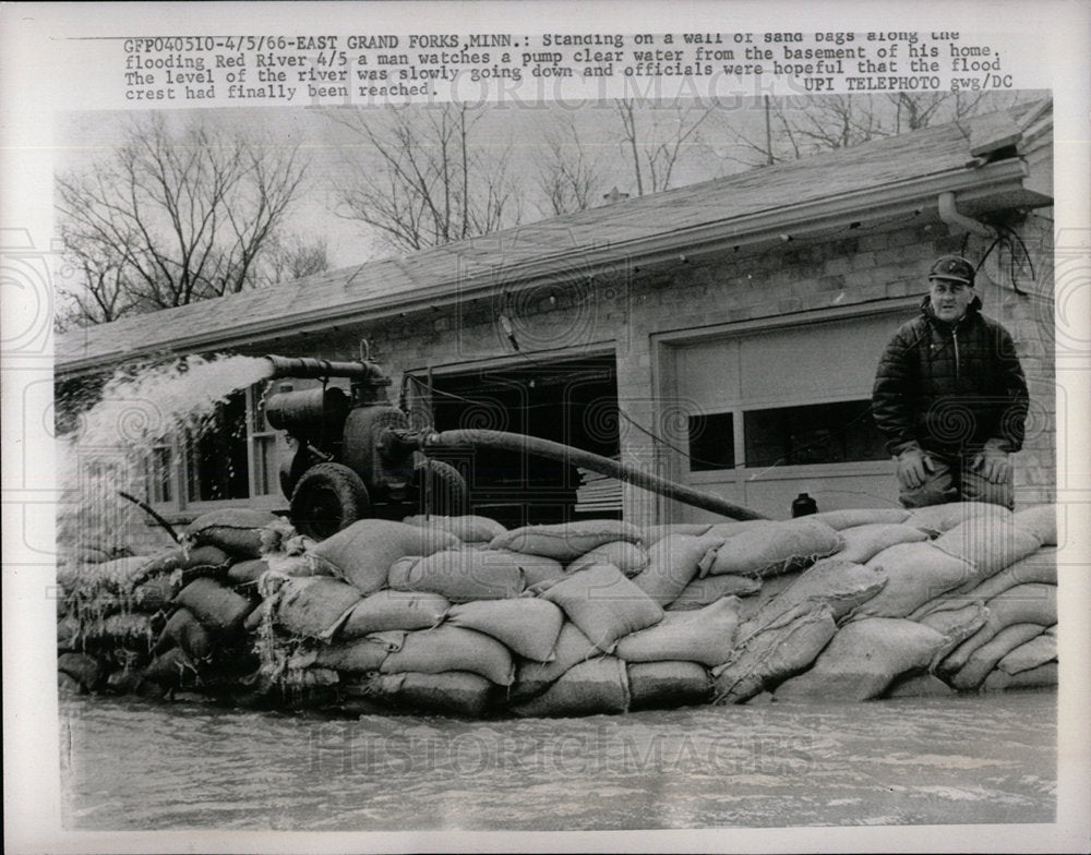 1966 Press Photo East Grand Fores Red River sand bags - Historic Images