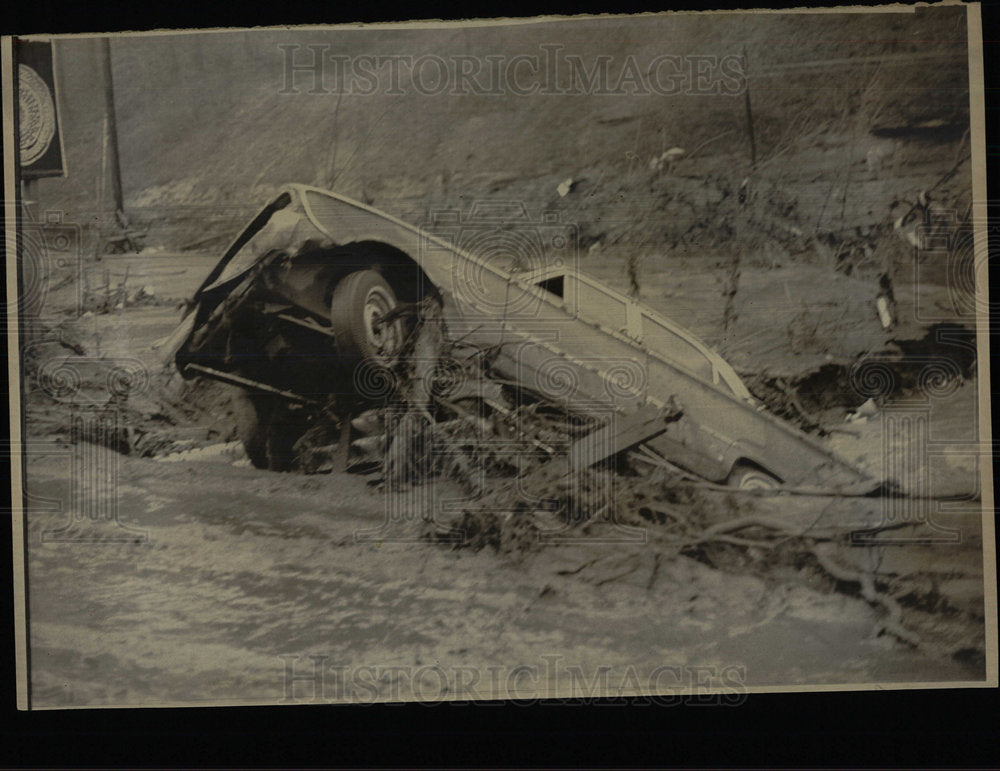 1972 Press Photo Auto Ditch West Virginia Flood Logan - Historic Images