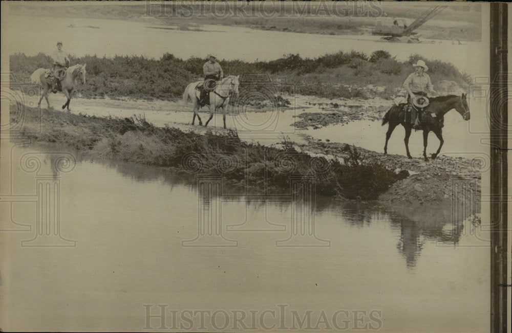 1976 Press Photo Rescue workers horseback Big Thompson  - Historic Images