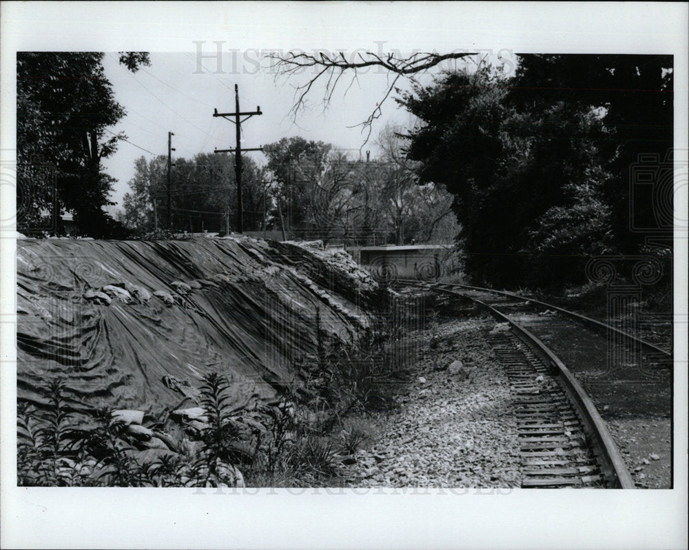 1994 Press Photo Sandbags St Genevieve railroad tracks - Historic Images