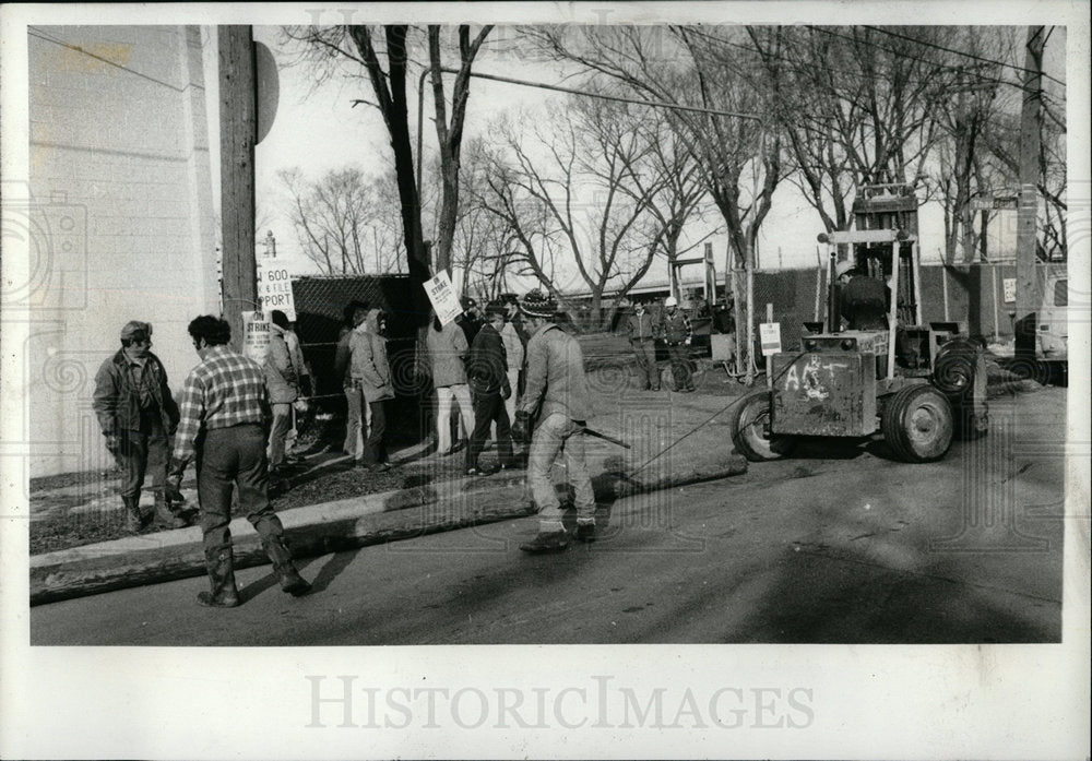 1982 Press Photo Workers Soup Tele Pele scab West  - Historic Images