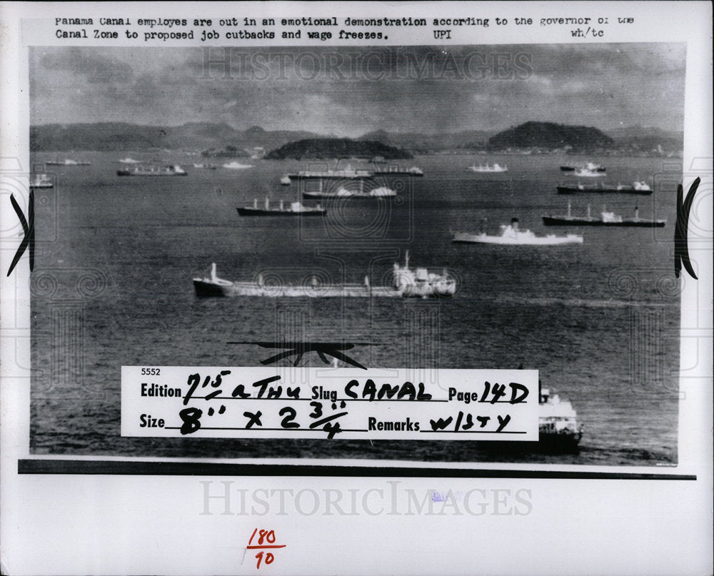 1976 Press Photo Panama Canal wage freezes Demonstrate - Historic Images