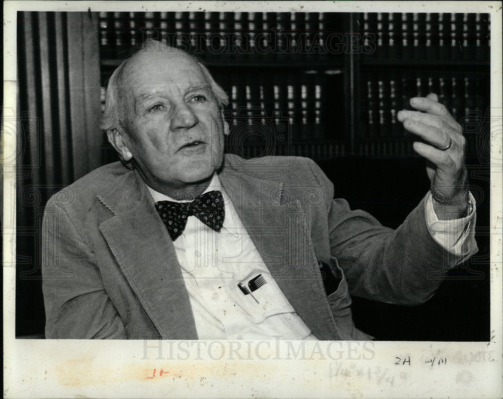 1980 Press Photo Judge John Feikens sits chair talks  - Historic Images