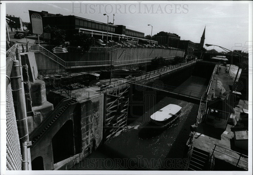 1993 Press Photo Erie Canal lock system Lockport boat  - Historic Images
