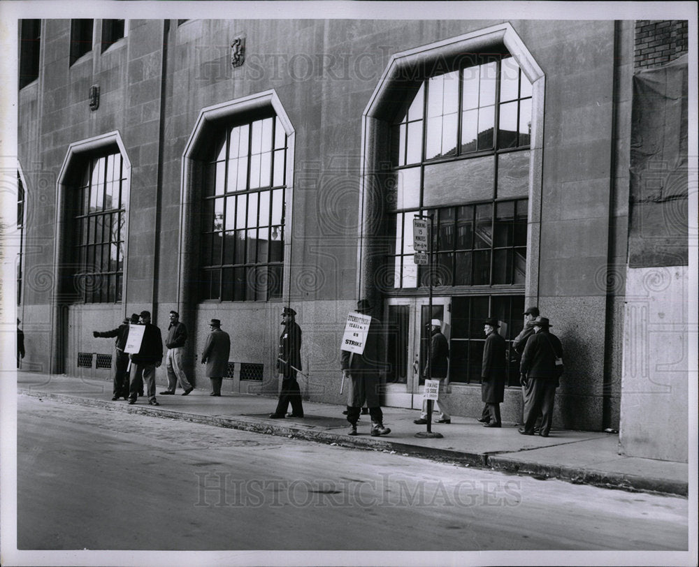 1956 Press Photo Newspaper Strike in Detroit - Historic Images