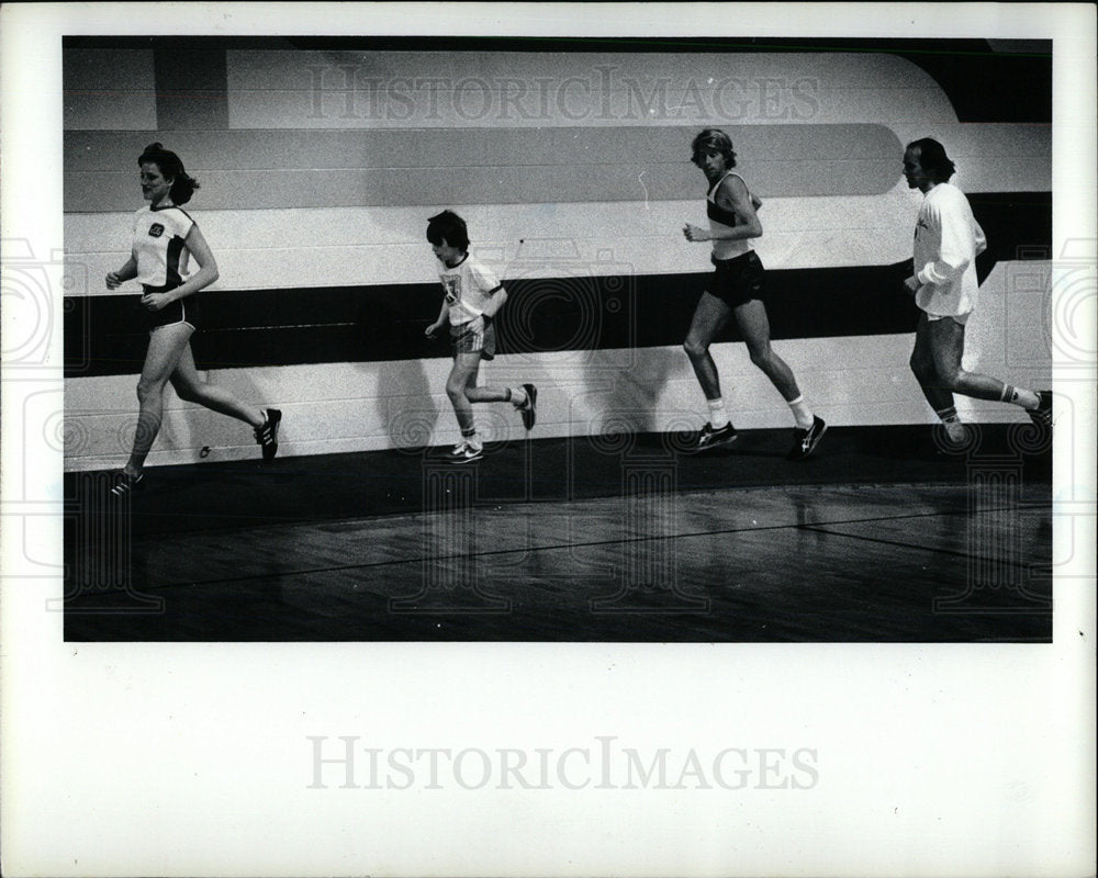 1980 Press Photo south field athletes jog run suite  - Historic Images