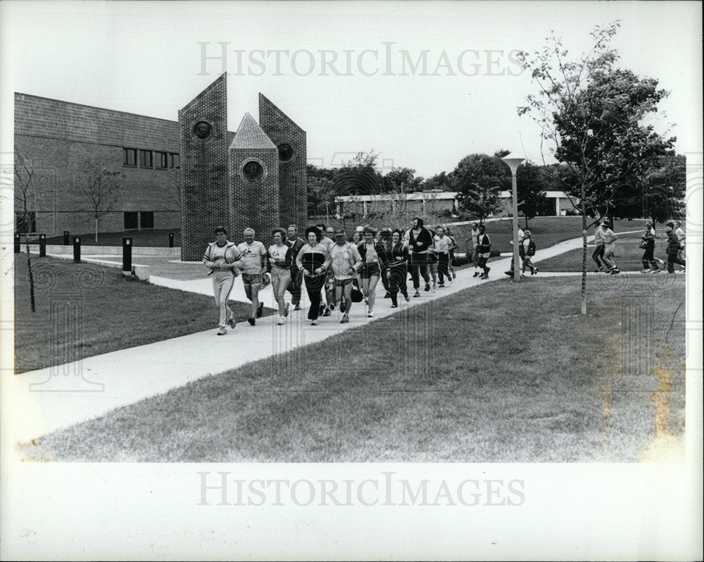 1981 Press Photo Jogging Michigan Marathon Class Group - Historic Images