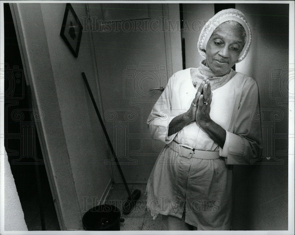 1990 Press Photo Ehtyah haht Israel Prays Before Work - Historic Images