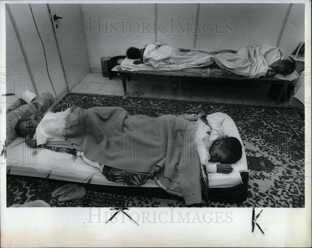 1990 Press Photo Cramped apartment Childrens sleep Bed - Historic Images
