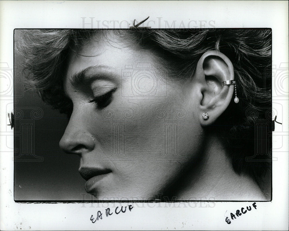 1983 Press Photo Fashion Jewelry Dresses Earing Face  - Historic Images