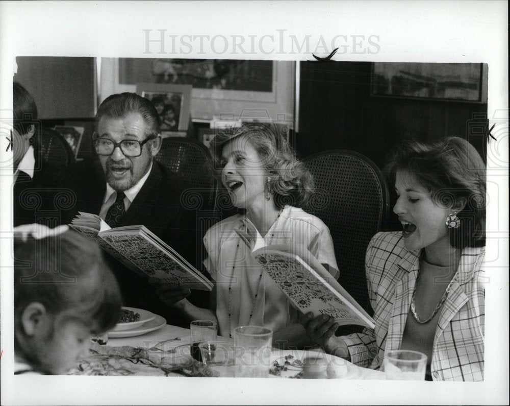 1989 Press Photo Orbach Family Jewish Passover  - Historic Images