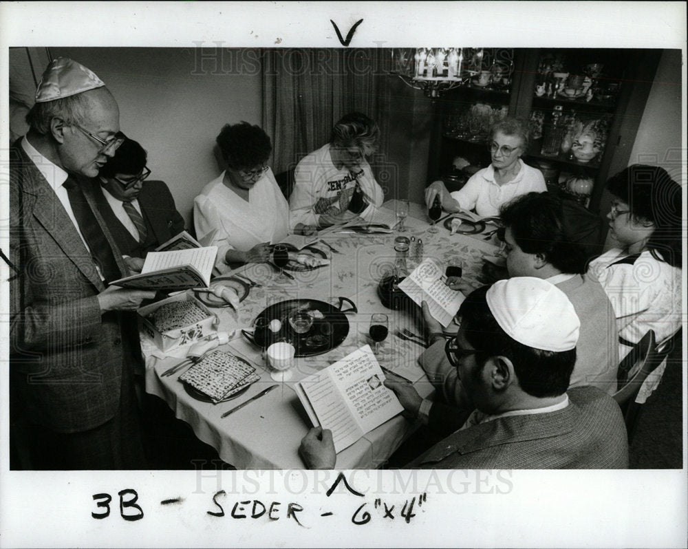 1987 Press Photo Bernard Wiener Morice table rabbi  - Historic Images