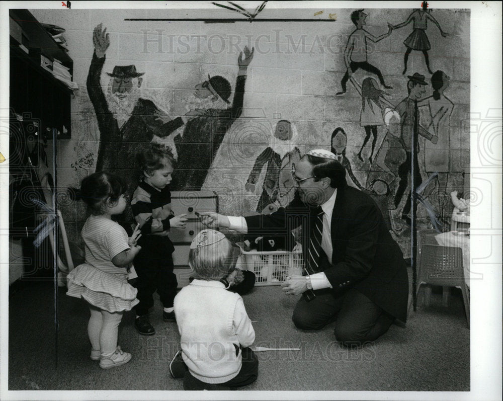 1989 Press Photo Rabbi Allan Meyerowitz teacher kids  - Historic Images