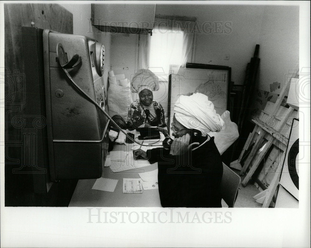 1990 Press Photo Jews Blacks services women interior  - Historic Images