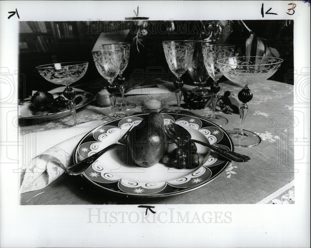 1991 Press Photo Antique Russian Gerry Philips Dishes - Historic Images