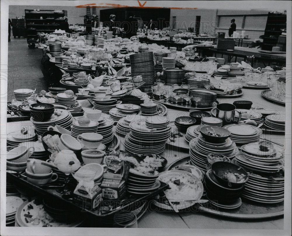 1971 Press Photo Cobo Hall Dirty Dishes - Historic Images