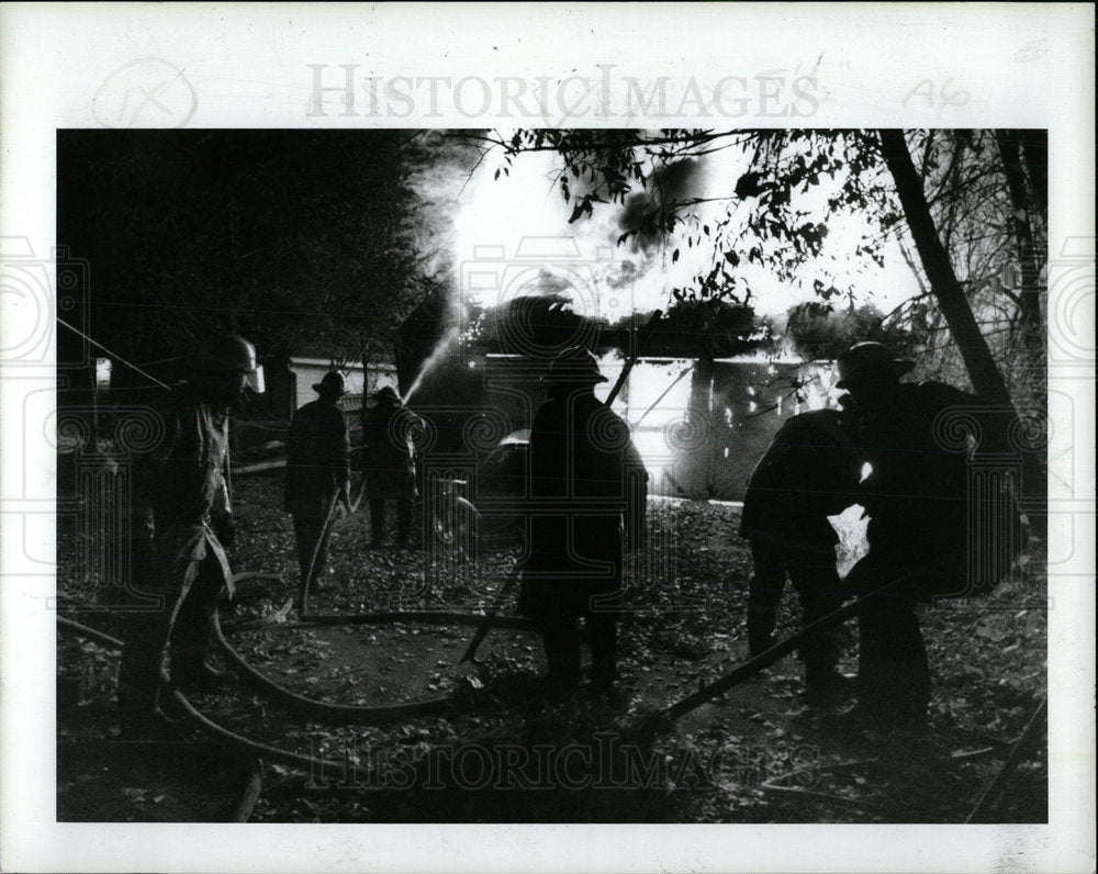 1986 Press Photo Halloween Garage Fire Detroit - Historic Images