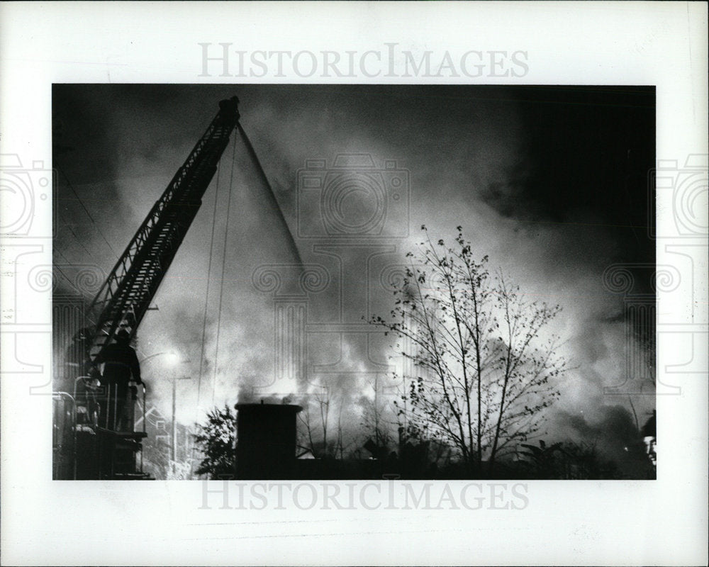 1986 Press Photo Lumber Yard fire Detroit Halloween  - Historic Images