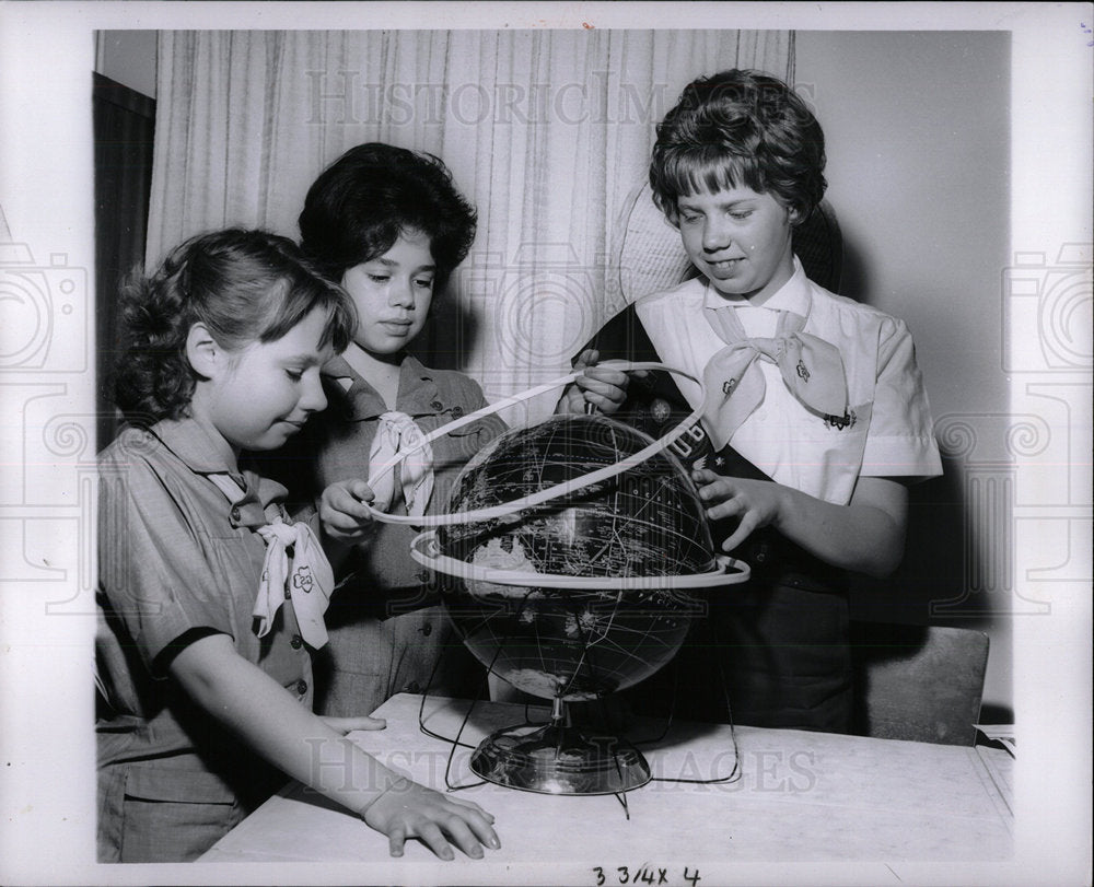 1962 Press Photo Children Preparing Global &quot;Belts.&quot; - Historic Images