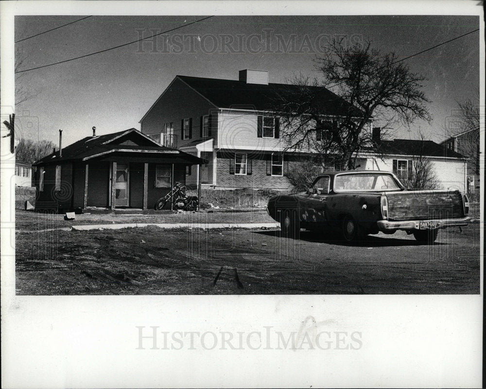 1980 Press Photo A Hillbilly House With Condos Behind - Historic Images
