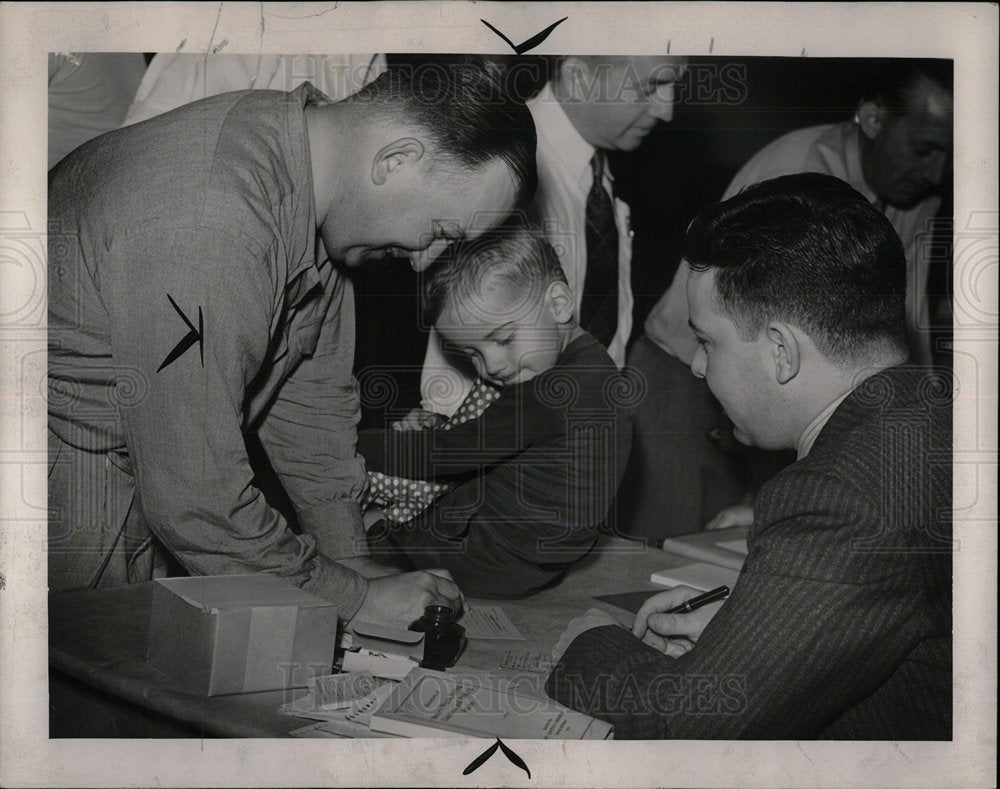 1940 Press Photo James Gibb Jr. and Sr. registering - Historic Images