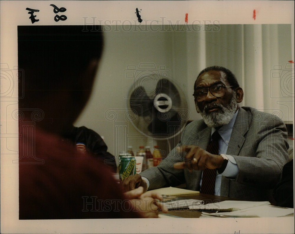 1992 Press Photo Dr. Arthur Johnson. - Historic Images