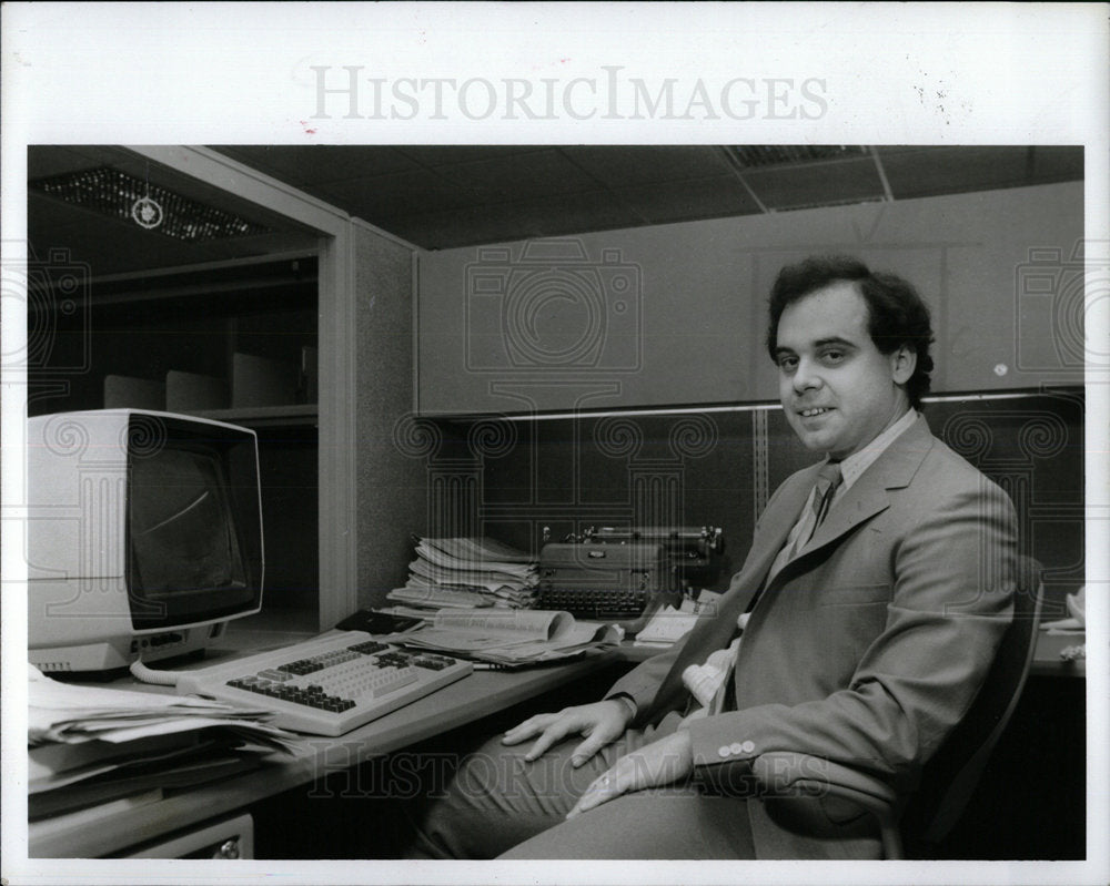 1986 Press Photo Richard Johnson Writer - Historic Images