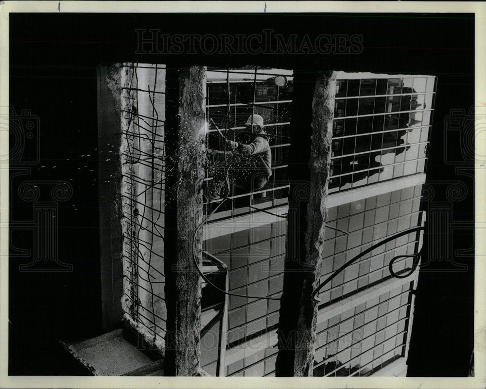 1981 Press Photo A workman cuts trough reinforcement st - Historic Images