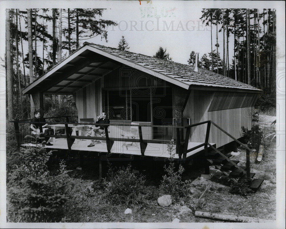 1975 Press Photo Frame cabin build for only $2,000 - Historic Images