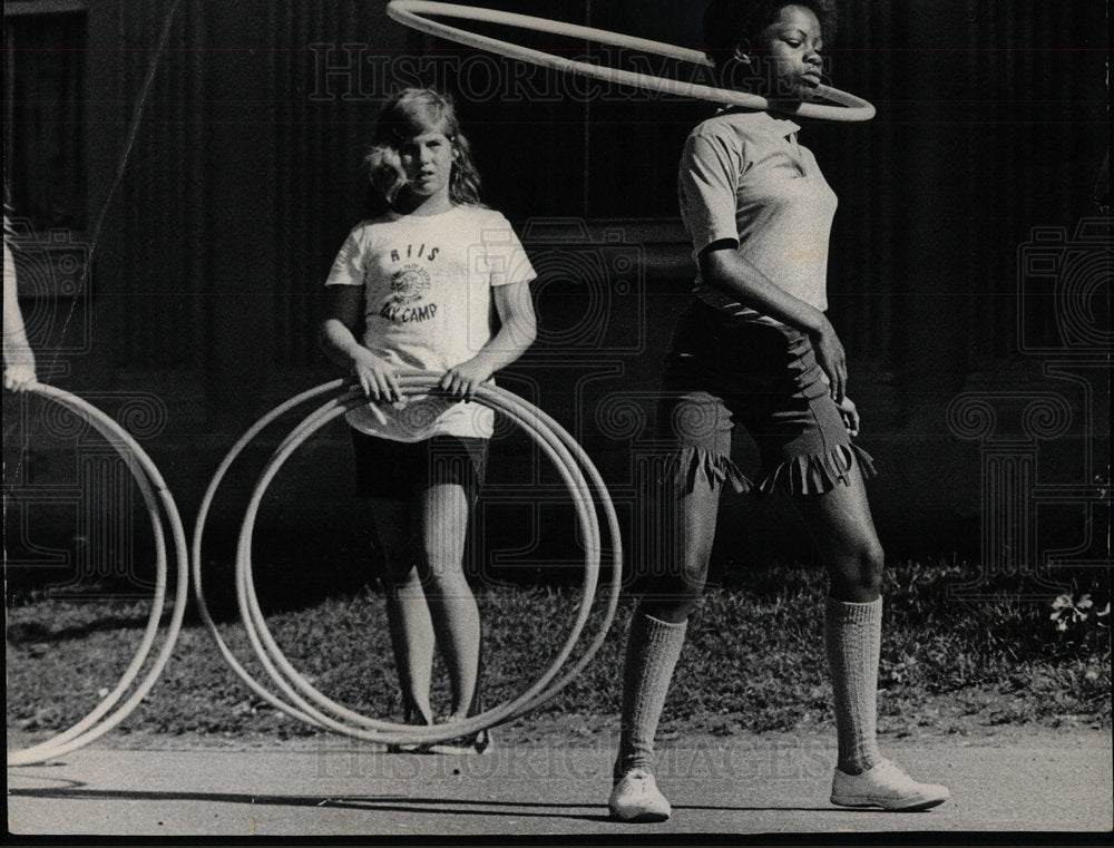 1973 Press Photo Hula Hoop and Frishes Championship. - Historic Images