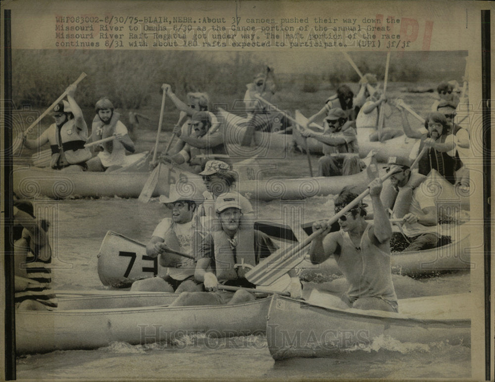1975 Press Photo Canoes Race Down the Missouri River. - Historic Images
