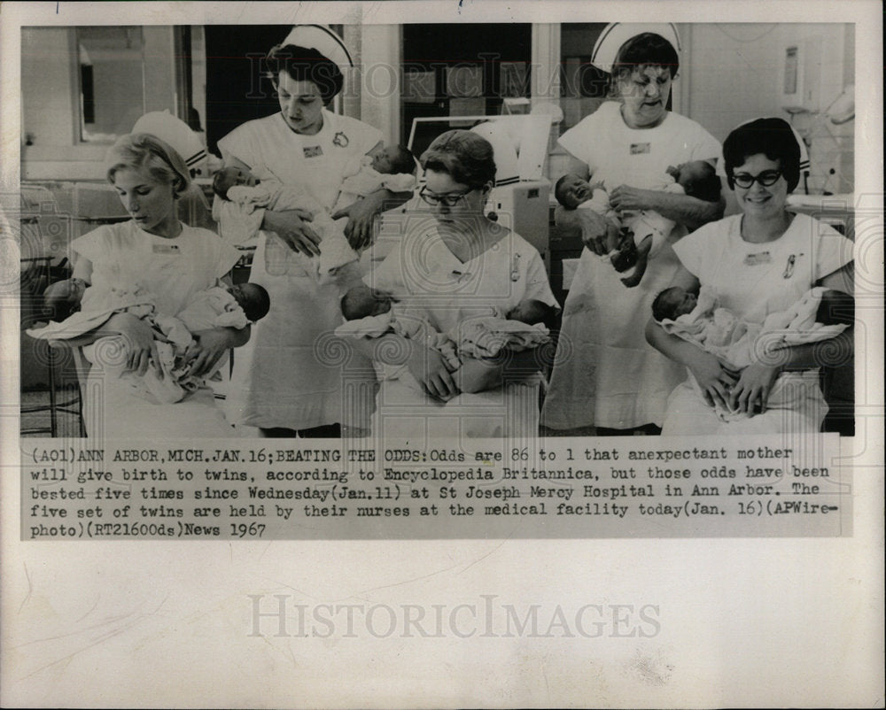 1967 Press Photo Five Twins Held by St.Joseph&#39;s Nurses. - Historic Images