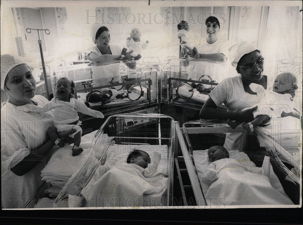1970 Press Photo Four Twins Passavant Hospital Chicago - Historic Images
