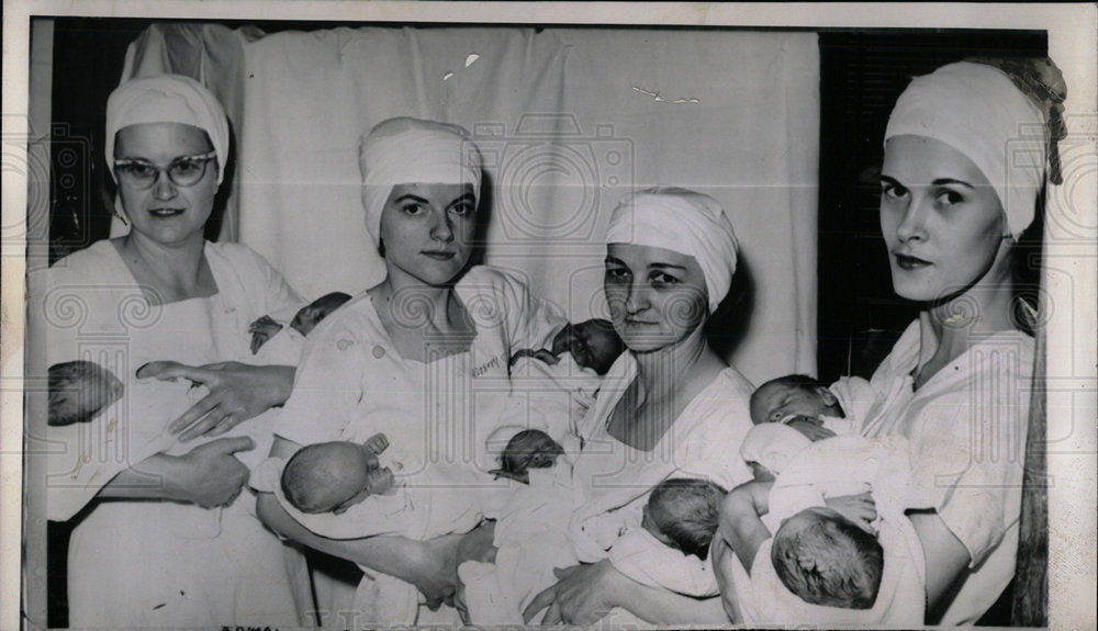 1963 Press Photo Members Mercy Hospital Exhibit Twins  - Historic Images
