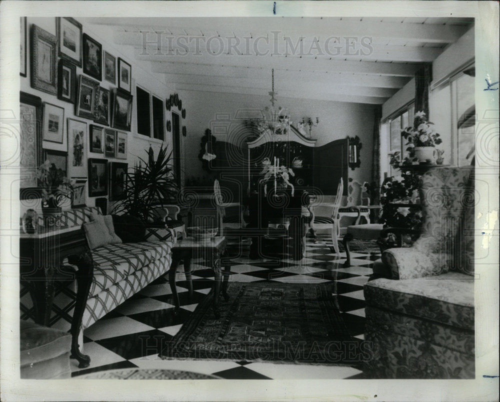 1970 Press Photo Checker Board floors bridged Decorate  - Historic Images