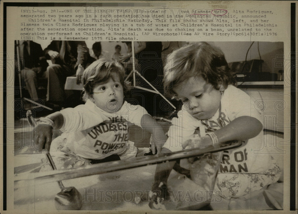 1976 Press Photo Siamese Twins Clara &amp; Alta Rodriguez - Historic Images