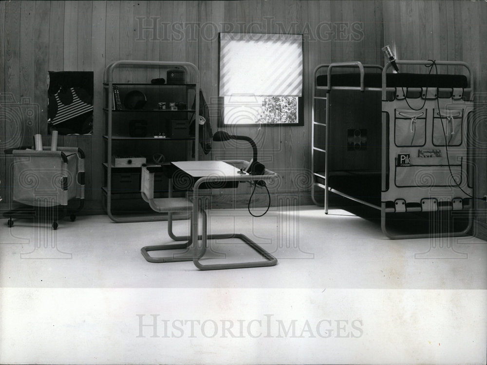 1979 Press Photo John Saladinred white green blue Room - Historic Images