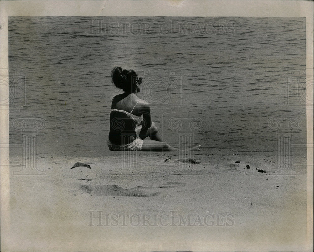 1970 Press Photo Waukegan beach water pollution girl  - Historic Images
